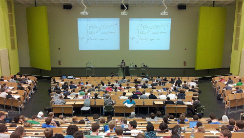 Blick in den Hörsaal einer Universität