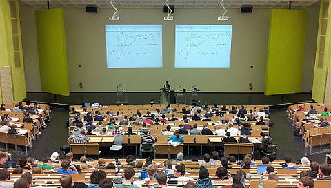 Blick in den Hörsaal einer Universität