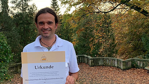 Der Preisträger Dr. Christian Kessler mit der Urkunde