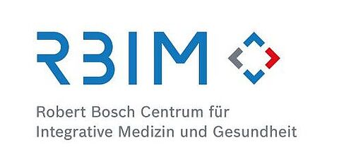 Hier ist das Logo des Robert-Bosch Centrum zu sehen, die Buchstaben RBIM in blau auf weißem Grund.